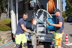 Einlassen des Sanierungsroboters in Schacht